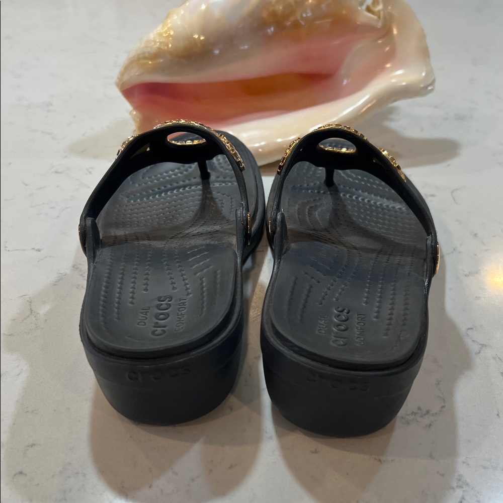 Crocs Sanrah Diamante Wedge Flip Flops in black with gold embellishments sz 6 - Picture 9 of 15